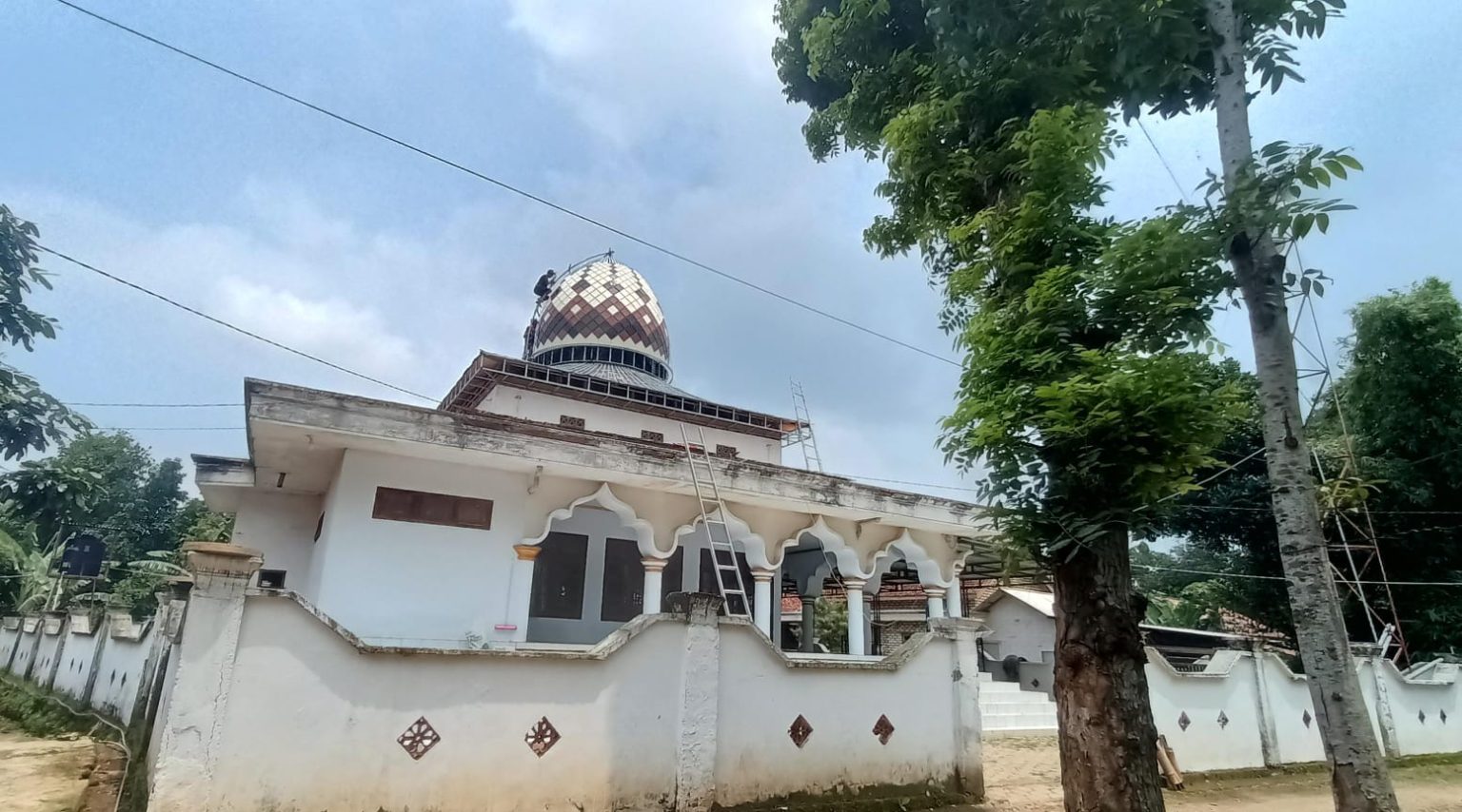 PT Empat Sekawan Mulia Bantu Rp100 Juta Rehab Masjid Al-Mu’minun Desa Klompang Timur, Pakong